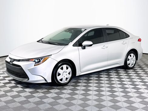 Used 2025 Toyota Corolla LE FWD image 4
