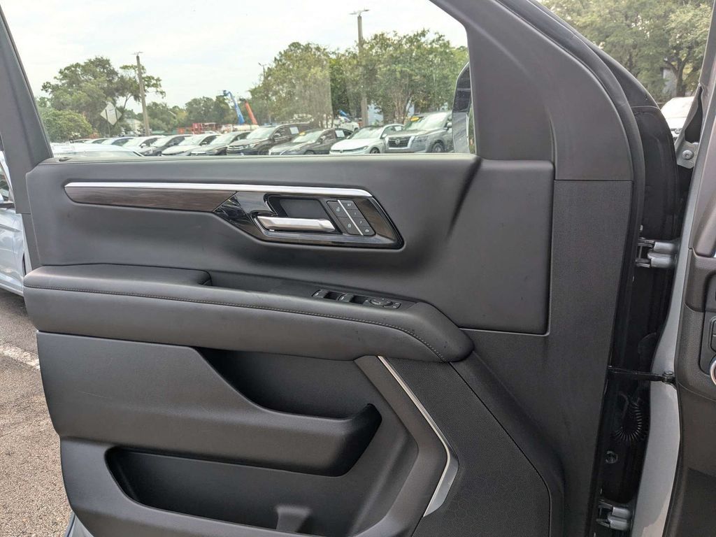 Used 2025 Chevrolet Tahoe LT AWD/4WD image 31