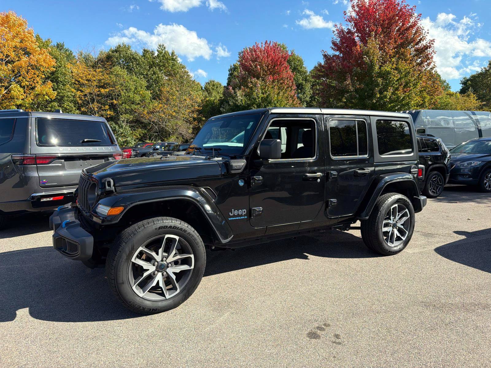 Used 2024 Jeep Wrangler Unlimited w/ Convenience Group AWD/4WD image 4