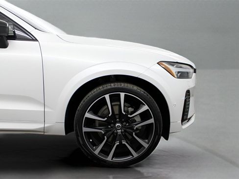 Certified 2023 Volvo XC60 B5 Ultimate w/ Climate Package image 34