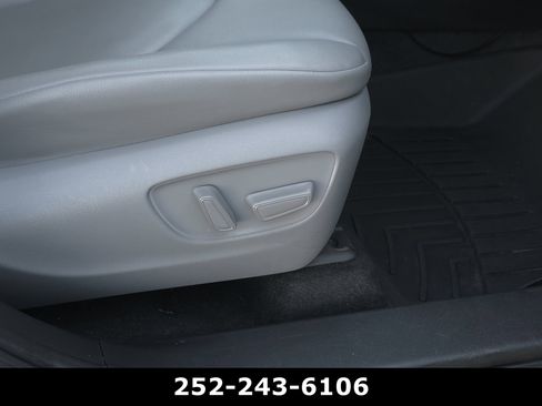 Used 2023 Toyota Highlander XLE FWD image 42