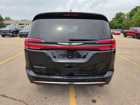 Used 2025 Chrysler Pacifica Select FWD image 2