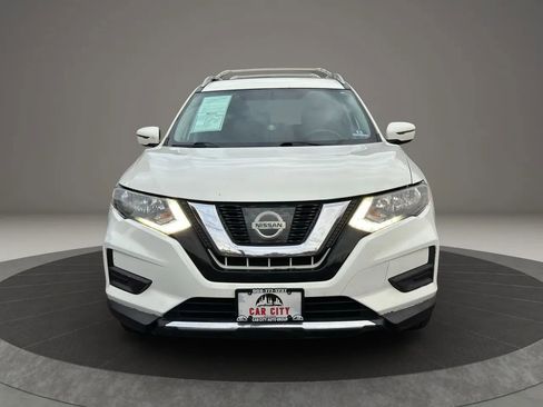 Used 2017 Nissan Rogue SV image 2
