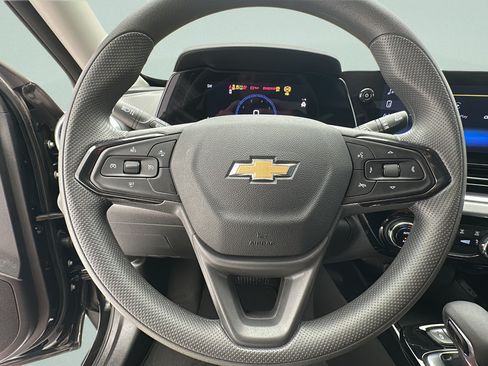 Used 2025 Chevrolet Trax LT FWD image 14