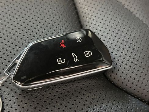 Used 2025 Volkswagen Atlas Cross Sport SE FWD image 32