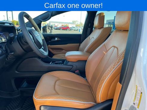 Used 2023 Chrysler Pacifica Pinnacle FWD image 3