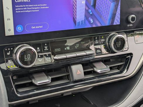 Used 2023 Toyota Highlander Limited AWD/4WD image 19