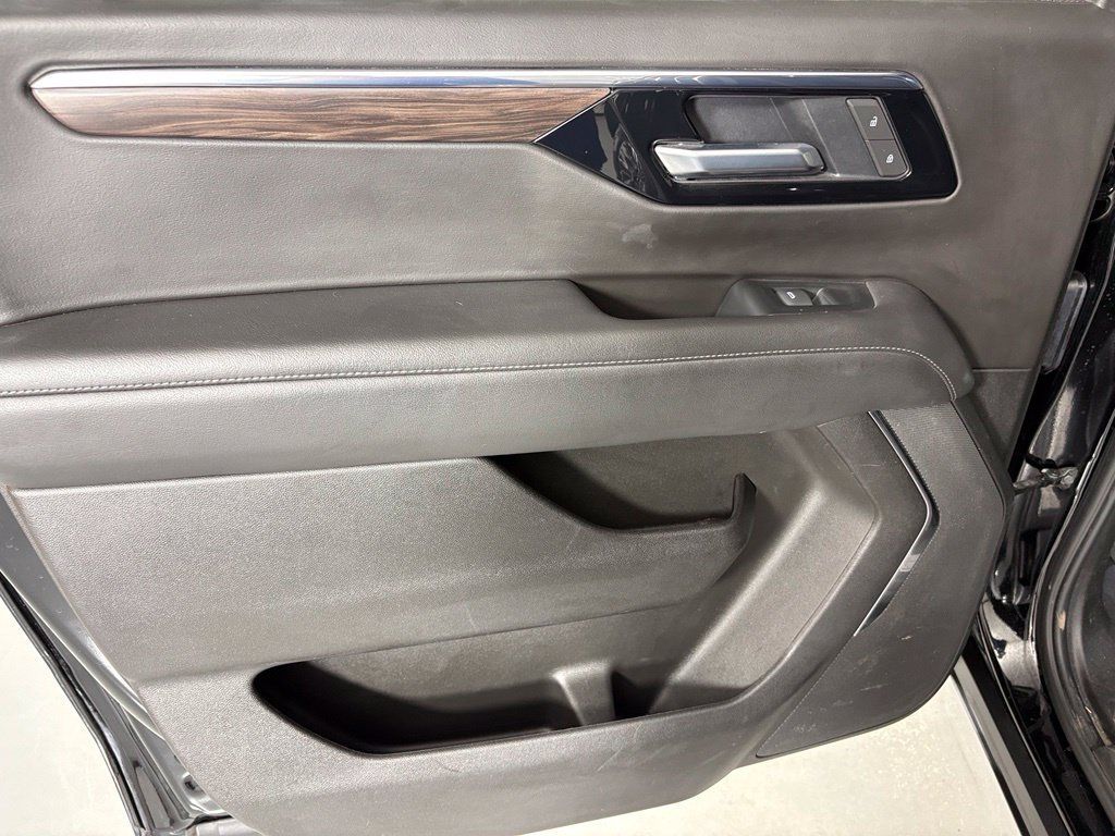 Used 2025 Chevrolet Suburban Z71 AWD/4WD image 35