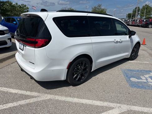 New 2025 Chrysler Pacifica Limited w/ Uconnect Theater Family Group image 28