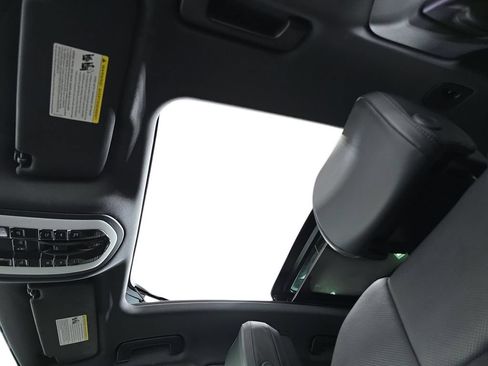 Certified 2025 Porsche Macan AWD/4WD image 28