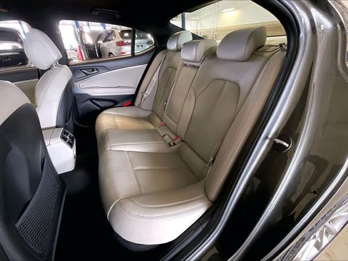 Used 2022 Genesis G70 2.0T image 19