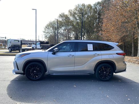 Used 2023 Toyota Highlander XSE image 6