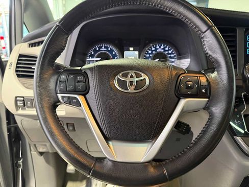 Used 2017 Toyota Sienna XLE w/ XLE Navigation Package AWD/4WD image 14