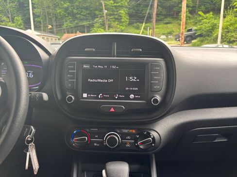 Used 2025 Kia Soul LX w/ LX Technology Package FWD image 17