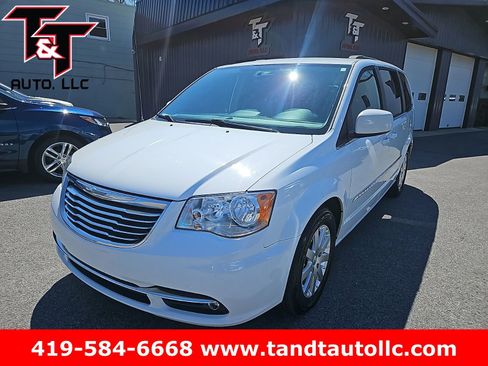 Used 2016 Chrysler Town & Country Touring image 1