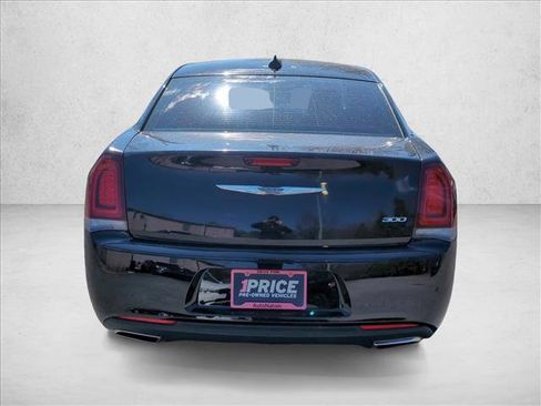 Used 2018 Chrysler 300 Touring w/ Sport Appearance Package image 6