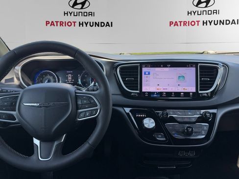 Used 2025 Chrysler Pacifica Select FWD image 10