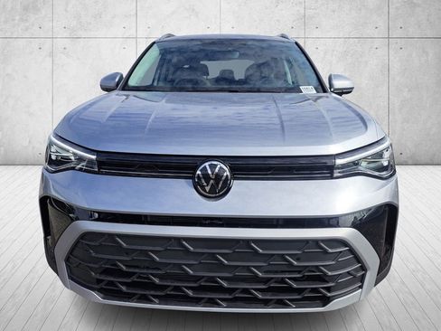 Used 2025 Volkswagen Taos SE image 2