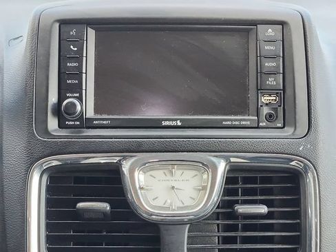 Used 2016 Chrysler Town & Country Limited Platinum FWD image 16