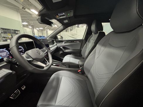 New 2026 Volkswagen Tiguan SE R-Line AWD/4WD image 3