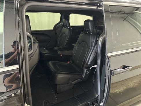 Used 2025 Chrysler Pacifica Select image 13