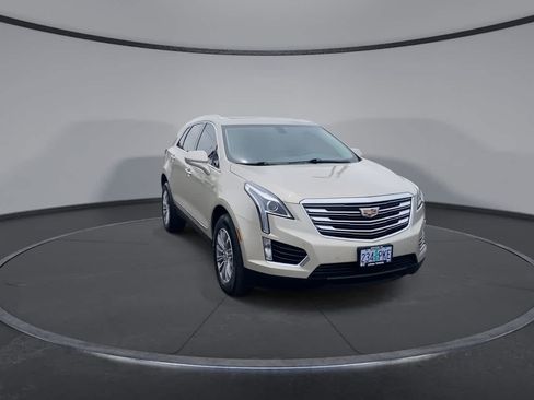Used 2017 Cadillac XT5 Luxury FWD image 2