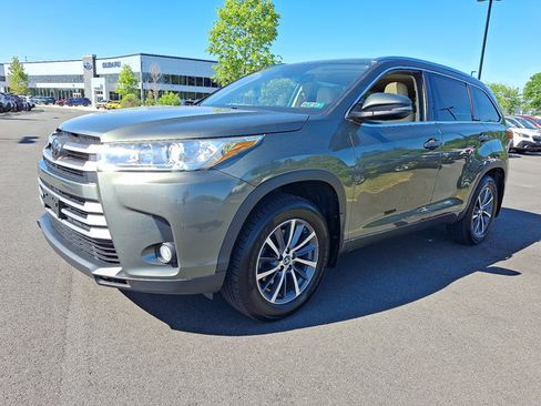 Used 2018 Toyota Highlander XLE w/ Carpet Mat Package (TMS) AWD/4WD image 3