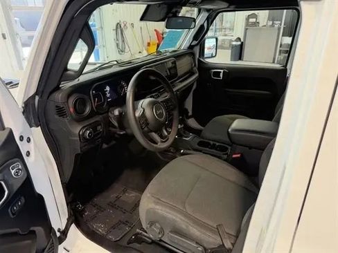 Used 2024 Jeep Wrangler Unlimited Rubicon AWD/4WD image 9
