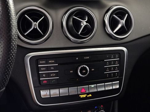 Used 2020 Mercedes-Benz GLA 250 4MATIC w/ Premium Package image 13