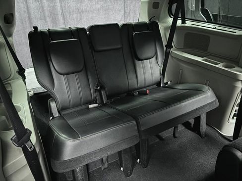 Used 2016 Chrysler Town & Country Touring w/ Driver Convenience Group image 33