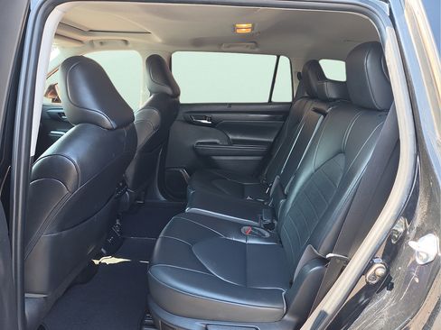 Used 2022 Toyota Highlander XLE AWD/4WD image 11