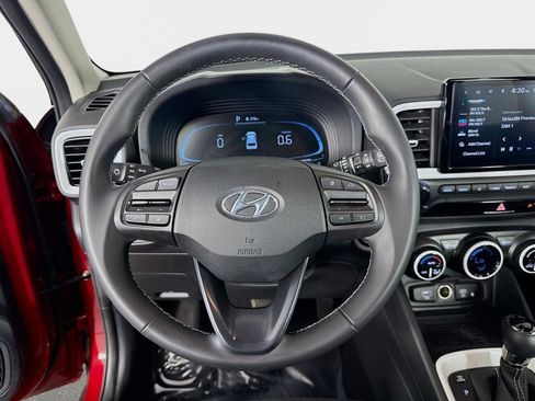 Used 2024 Hyundai Venue Limited image 13