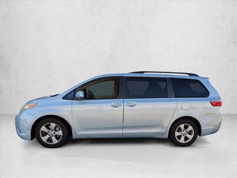 Used 2015 Toyota Sienna LE image 5