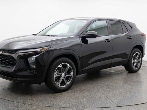 Used 2025 Chevrolet Blazer LT FWD image 3