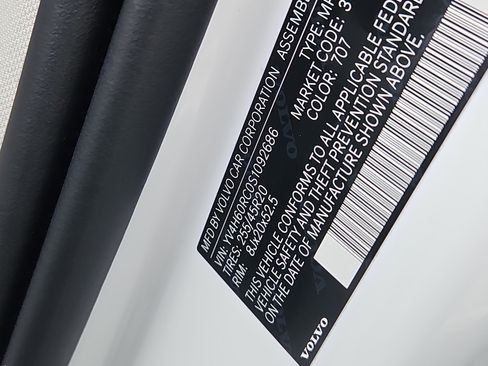 Used 2025 Volvo XC60 T8 Plus w/ Protection Package Premier image 7