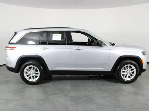 Used 2025 Jeep Grand Cherokee Laredo X RWD image 14