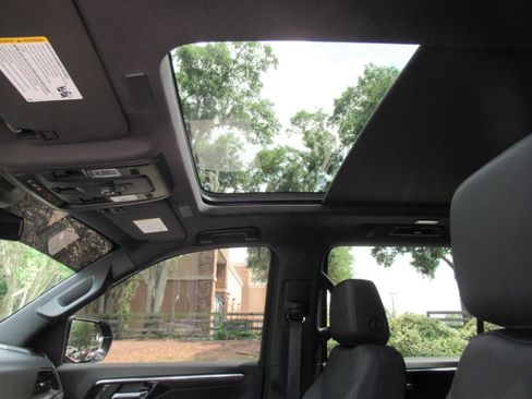 Used 2025 Chevrolet Suburban Z71 w/ Comfort Package AWD/4WD image 16