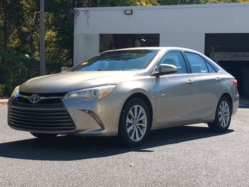 Used 2016 Toyota Camry XLE image 2
