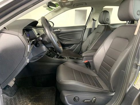 Used 2024 Volkswagen Jetta SE w/ Panoramic Sunroof Package FWD image 5
