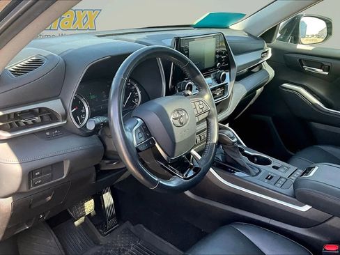 Used 2021 Toyota Highlander XLE AWD/4WD image 22