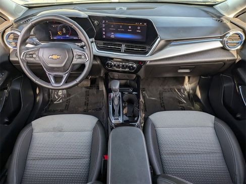 Used 2025 Chevrolet Trax LT w/ LT Convenience Package image 25