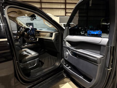 Used 2024 Ford Expedition XLT RWD image 25