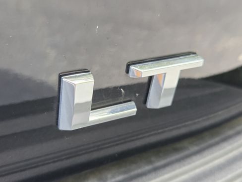 Used 2025 Chevrolet Suburban LT w/ Comfort Package RWD image 10