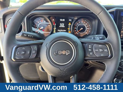 Used 2025 Jeep Gladiator Rubicon AWD/4WD image 18