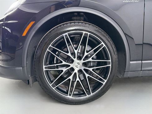 Certified 2026 Porsche Macan 4 Electric RWD image 11