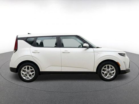 Used 2025 Kia Soul LX w/ LX Technology Package FWD image 11