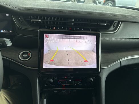 Used 2023 Jeep Grand Cherokee Limited image 15