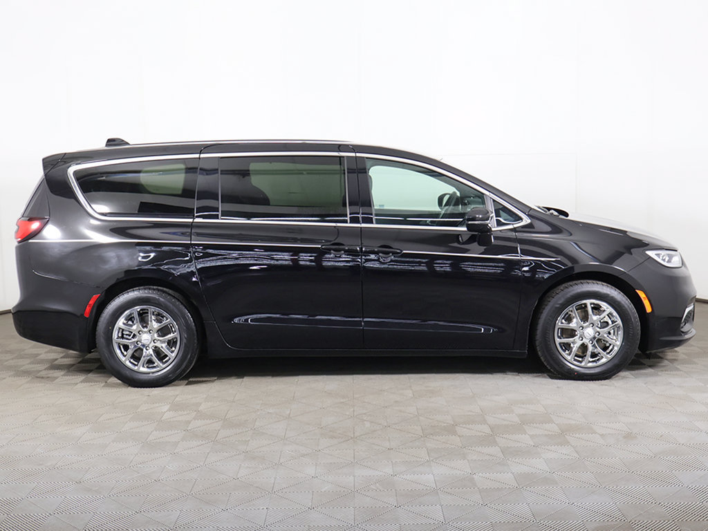 Used 2025 Chrysler Pacifica Select FWD image 20