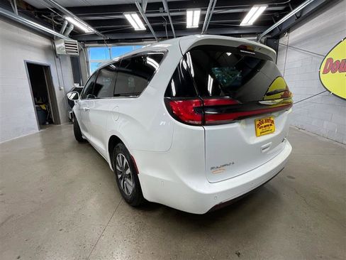 Used 2022 Chrysler Pacifica Touring-L w/ Uconnect Theater Family Group image 3