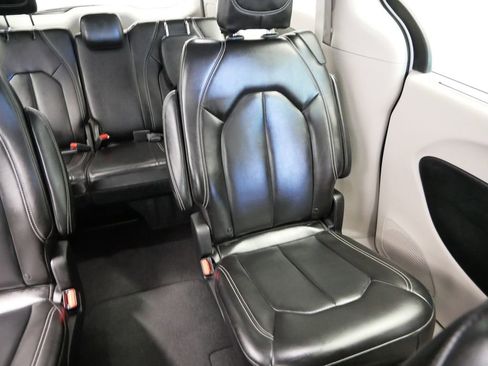 Used 2024 Chrysler Pacifica Touring-L image 23